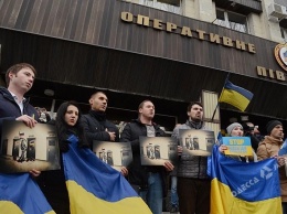 Возле одесского штаба ВМС проходит митинг в поддержку захваченных украинских моряков (фото)