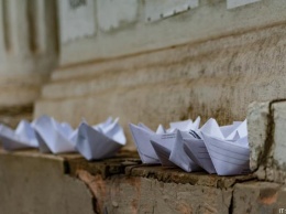 Бумажный кораблик: посольства РФ в Украине пикетировали из-за агрессии на Азове