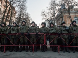 В центр Киева стянули десятки силовиков: под АПУ собрался митинг из-за агрессии РФ