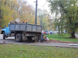 В Керчи разбирают импровизированный мемориал жертвам трагедии в политехе