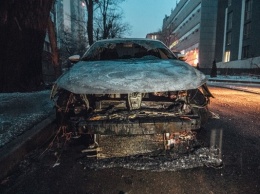 В сети появились фото и видео сгоревшего авто с дипломатическими номерами РФ