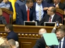 Военное положение в Украине: Рада открылась скандалом