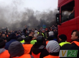 На Волыни протестующие евробляхеры устроили масштабную бойню с дальнобойщиками. Фото и видео