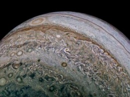 NASA разместило фото Юпитера с мощным ураганом
