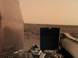InSight передал на Землю первое чистое фото с Марса
