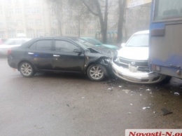 На Богоявленском проспекте авария с участием автобуса и двух автомобилей, есть пострадавшие