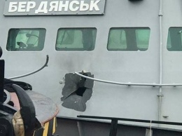 Появилось фото повреждений украинского катера на Азове