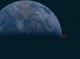 Снимок большого НЛО, облетающего Землю, нашли в архивах миссии Apollo 10