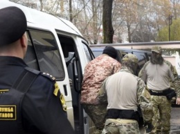 Террористы посадили половину захваченных в Керченском проливе украинских моряков (ВИДЕО)