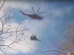 На видео попала переброска Су-27 вертолетом