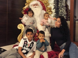 Невеста Криштиану Роналду Джорджина Родригес поделилась новогодними семейными фотографиями