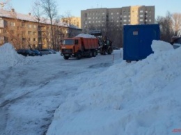 Локоть: Жители Новосибирска должны жаловаться на заваленные снегом дворы