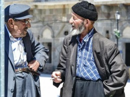 Ученые рассказали, почему пожилые мужчины здоровее и бодрее ровесниц