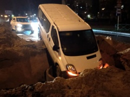 27 ноября, в Энергодаре автомобиль слетел в огромную яму