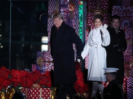 Мелания и Дональд Трамп зажгли огни на главной рождественской елке США