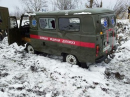 В Одесской области автомобиль скорой помощи перевернулся на скользкой дороге