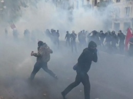 Разъяренная толпа штурмует Киевсовет, полицейские бессильны: озвучены требования к Кличко