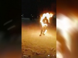 В Красноярске на катке облили бензином и подожгли подростка