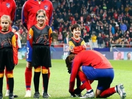 Гризманн завязал шнурки ребенку во время слушания гимна Лиги чемпионов (ФОТО)