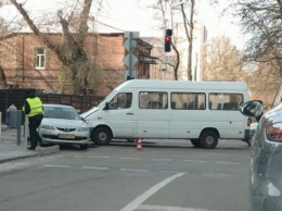 В Днепре столкнулись маршрутное такси и автомобиль Mazda
