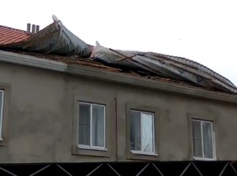 Смотри видео: в Бердянске ветер срывает крыши
