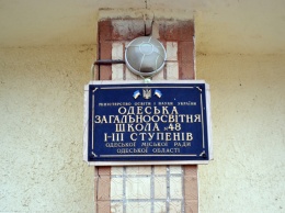 В отремонтированной школе на поселке Котовского обвалился потолок