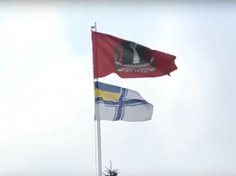 В сухопутных областях поднимают флаги в честь военно-морского позора Украины