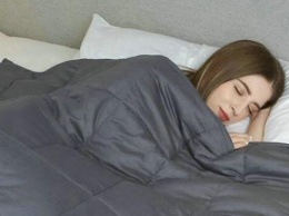 Я неделю спала под действительно тяжелым одеялом. Вот как это изменило мою жизнь
