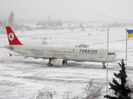 Из-за сильного снега одесский аэропорт не может принимать самолеты