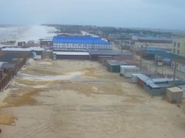 Сильный шторм в Кирилловке привел к затоплению баз отдыха, с домов срывает крыши