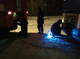 Дороги замело, но николаевские спасатели спешили на помощь - вытащили из снега 6 машин