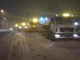 Киев засыпало снегом, сотни машин коммунальщиков чистят дороги. Фото