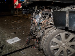 Под Днепром Toyota въехала в асфальтоукладчик: пострадавшего госпитализировали