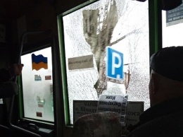 В Бердянске из-за непогоды пассажирский автобус остался без стекла