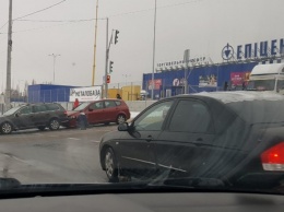 В Николаеве на выезде из парковки «Эпицентра» столкнулись два автомобиля