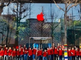 Apple перекрасила логотипы магазинов по всему миру в красный цвет