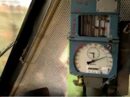 Машинист электровоза устроил гонки с иномарками (видео)