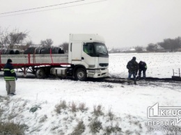 Пожарные спасли водителя грузовика, который попал в снежный плен недалеко от Кривого Рога