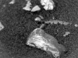 Эксперт назвал возможную версию происхождения "блестящего предмета" на Марсе