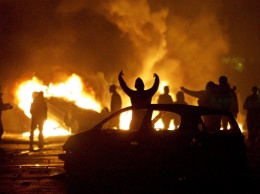 Столица в огне: разъяренная толпа сожгла здание фондовой биржи, пылают авто, кадры протеста