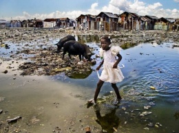 ''Природа хамства не прощает'': Гаити затопили тысячи тонн мусора
