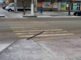 На центральном проспекте вандалы "покуражились" над знаком пешеходного перехода (фото)