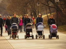 В Украине предложили законом обязать отцов гулять с колясками