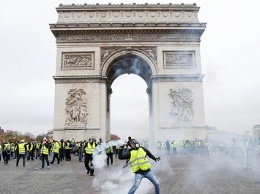 Поврежденную в ходе протестов Триумфальную арку в Париже закрыли