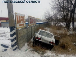 На трассе Киев-Харьков машина врезалась в столб и слетела в кювет (фото)