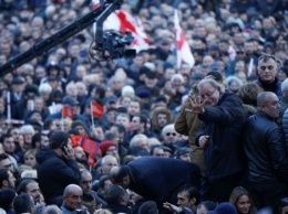 Грузинская оппозиция намерена опротестовать в суде результаты выборов президента и собрала в Тбилиси большой митинг