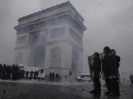 Протестующие в Париже повредили Триумфальную арку