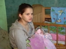 Как сейчас живет самая юная мама Украины