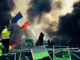 Во Франции протестующие обрисовали и повредили Триуфальную арку