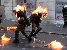 Военное положение в столице: центр в огне, идет захват зданий, полицию атакуют коктейлями Молотова